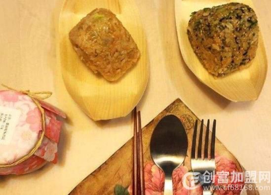 无二花食沙拉饭团